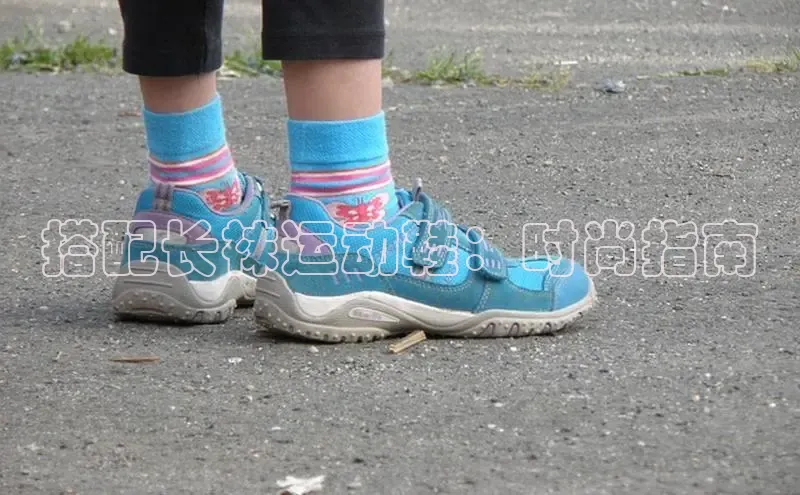 Bsport·B体育百度社团赞助平台搭配长袜运动鞋：时尚指南