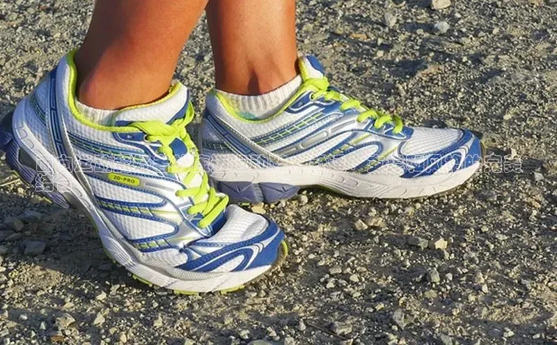 b体育在线登录网页版百度翻译面向运动爱好者的康迈运动鞋：舒适、支撑和风格的完美
结合