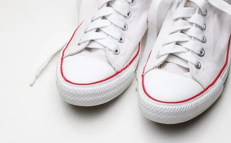 bsports必一运动百度人工翻译「2024年盛行！银色爆款情侣鞋，
引领时尚潮流」