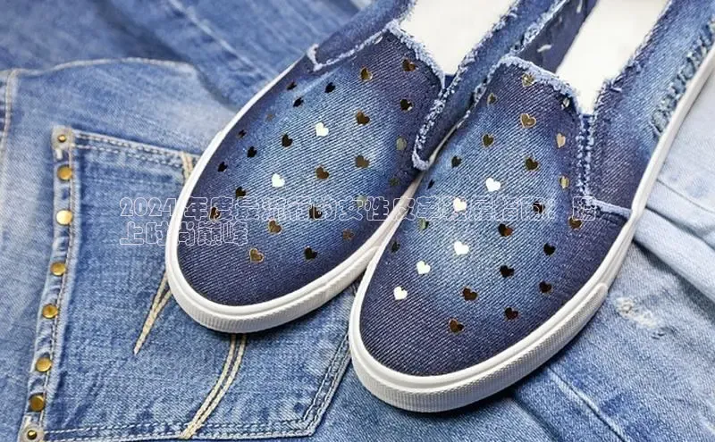 b体育旧版手机版百度众测2024 年度最流行的女性皮革鞋履指南：踏
上时尚巅峰